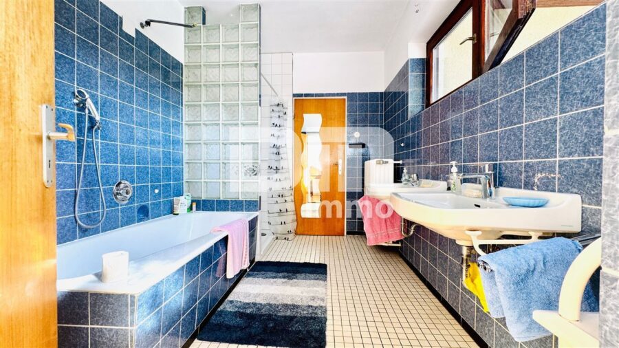 Solides Einfamilienhaus mit großzügigem Flächenangebot auf weitläufigem Traumgrundstück - EG Badezimmer / Dusche / Wanne / Zugang Waschküche